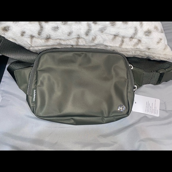 NWT LULULEMON EVERYWHERE BELT BAG - Picture 2 of 15